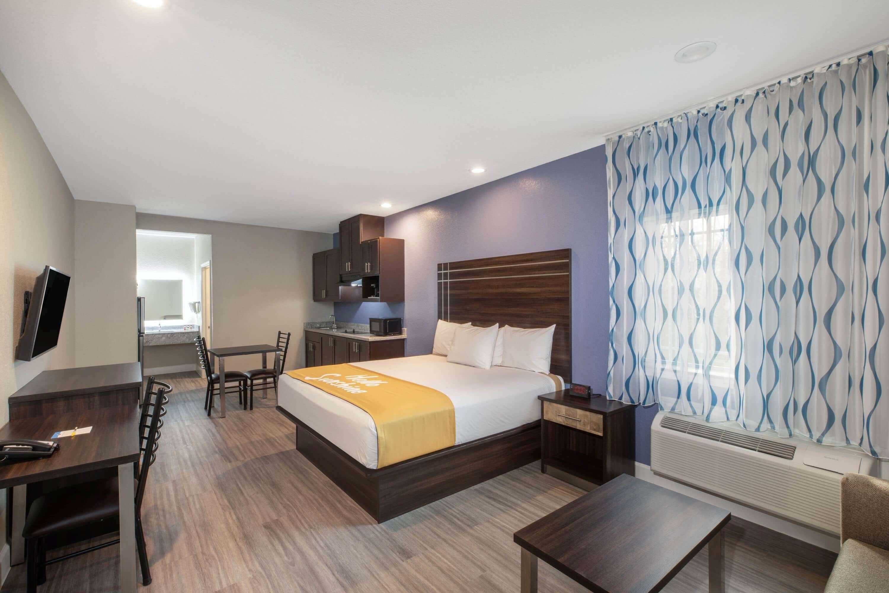 Days & By Wyndham Hotel La Porte