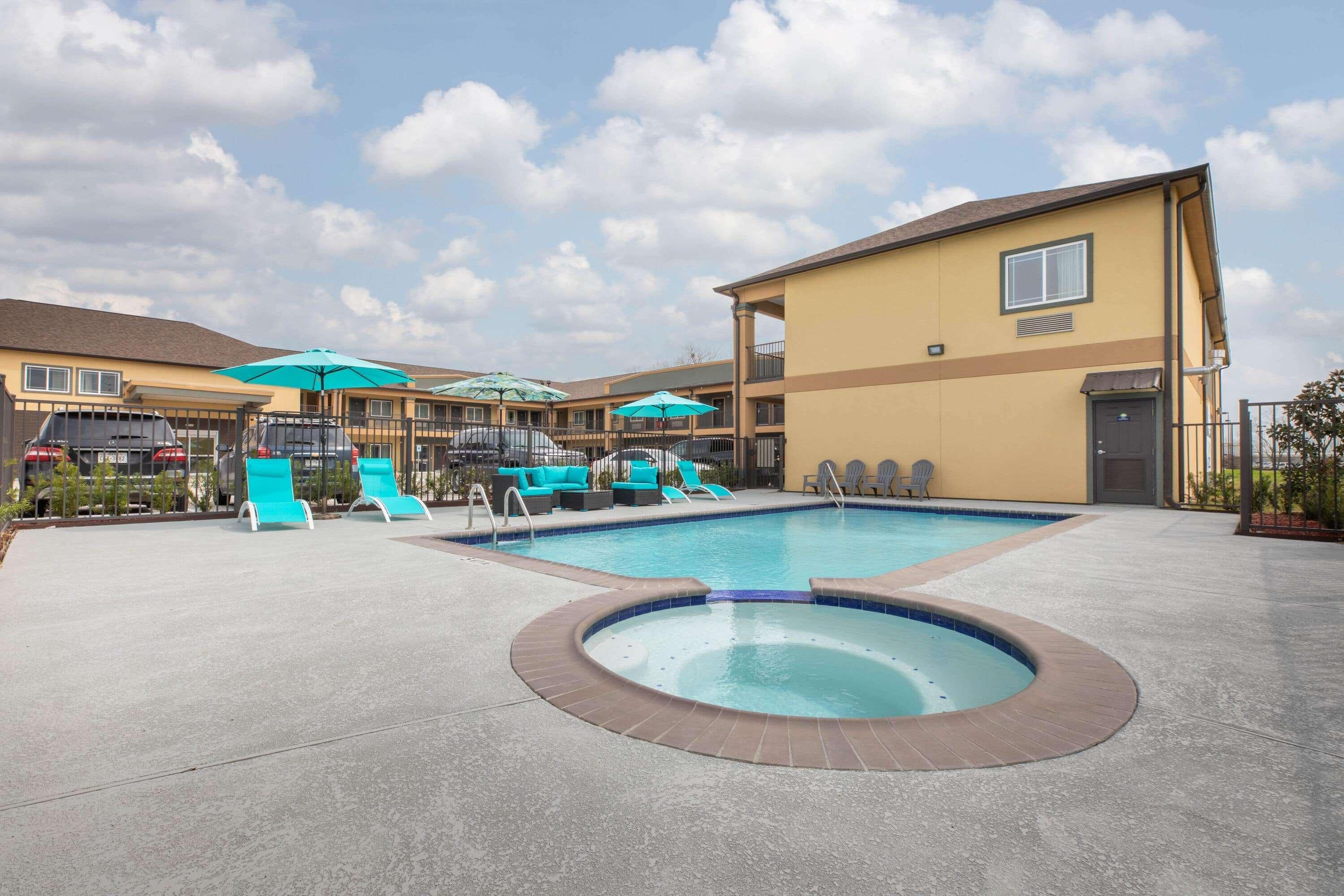 Days & By Wyndham Hotel La Porte
