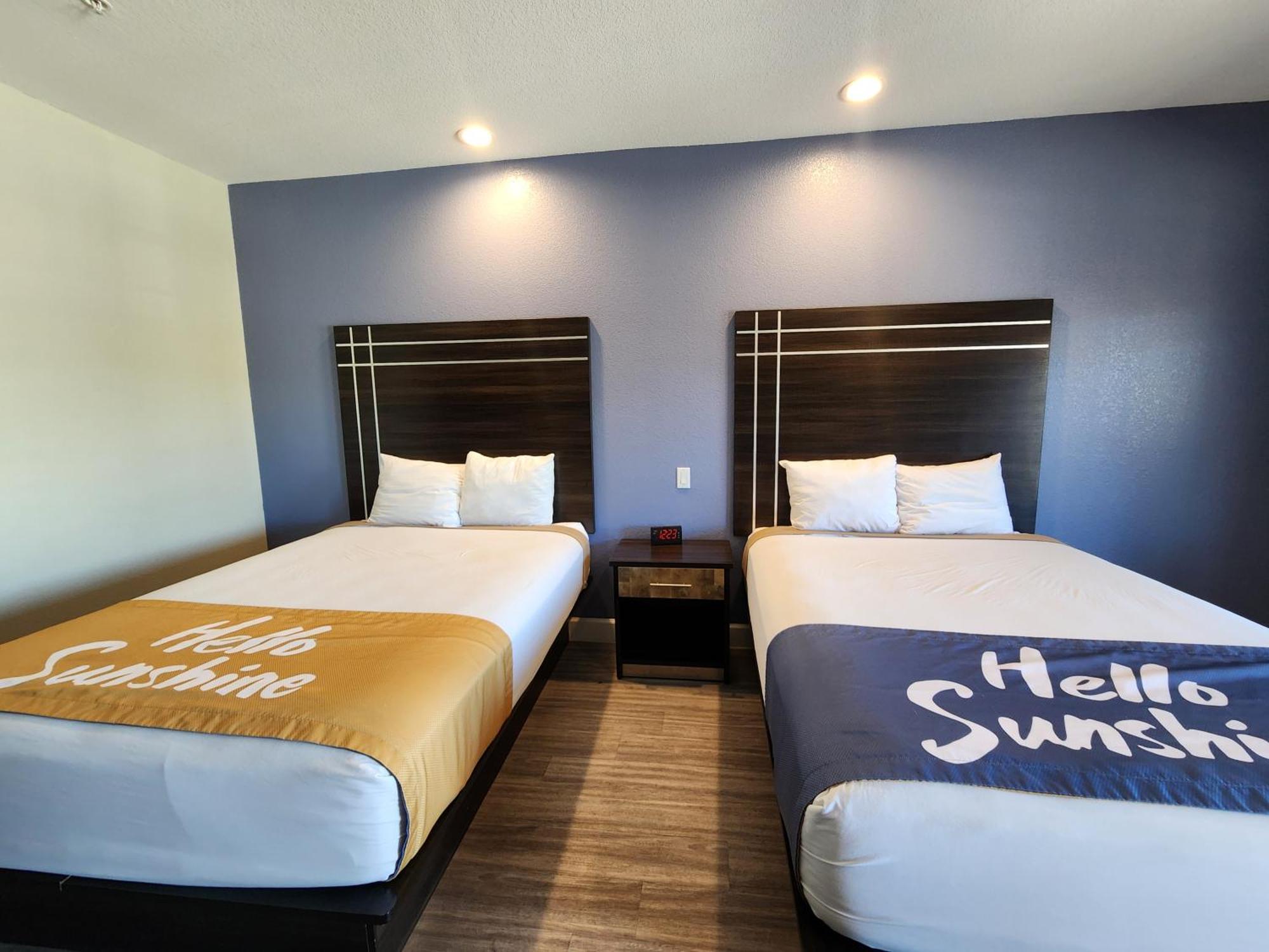 Days & By Wyndham Hotel La Porte