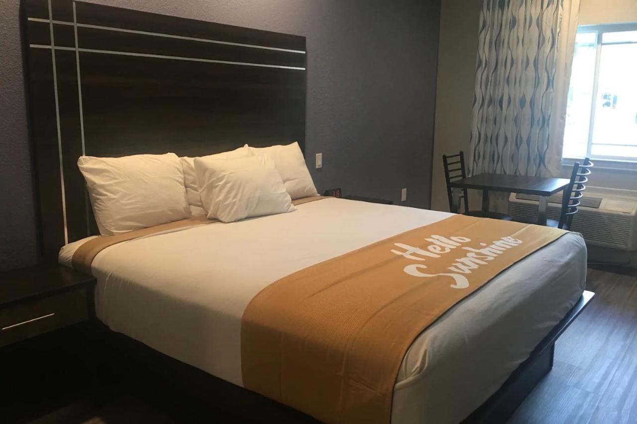 Days & By Wyndham Hotel