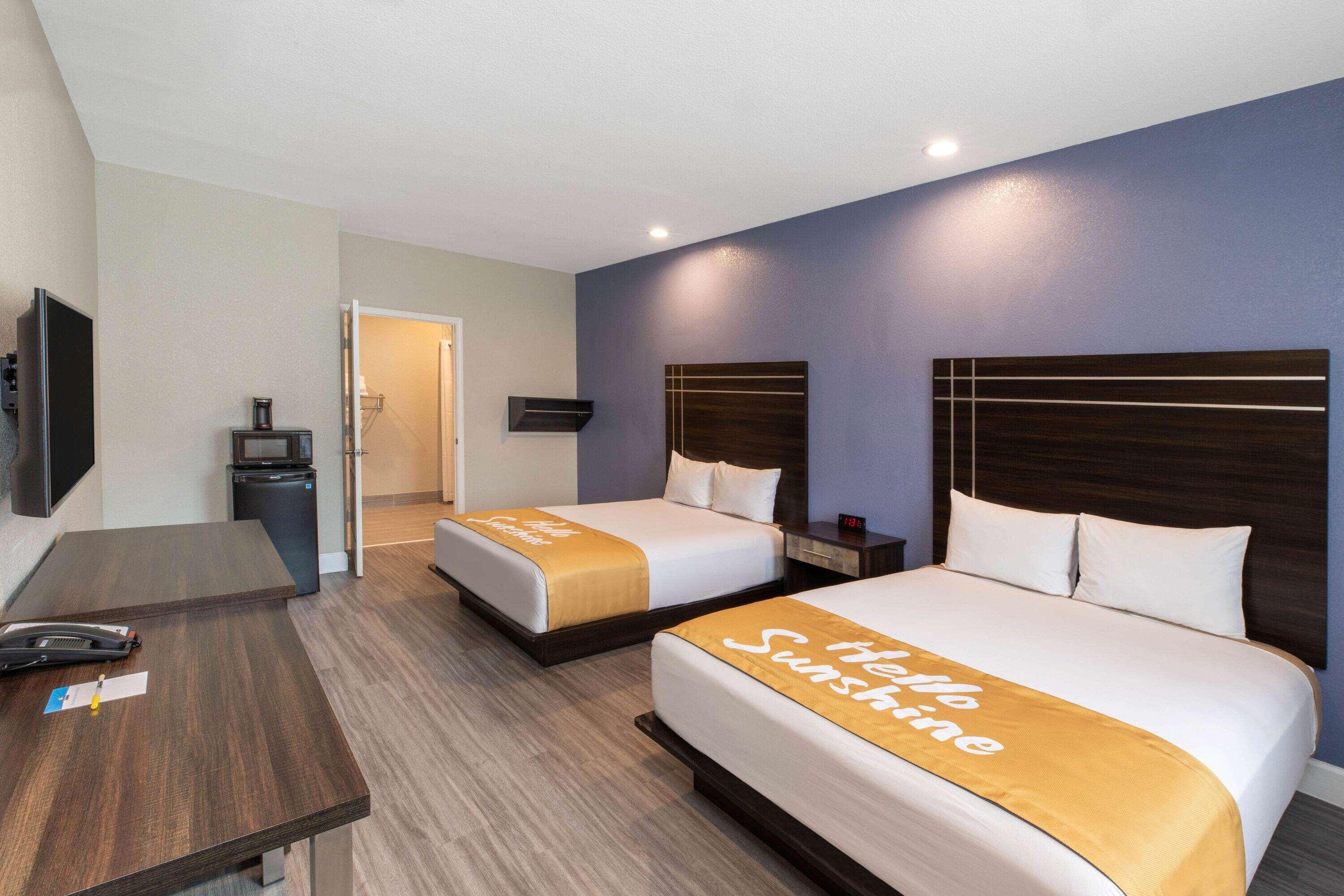 Days & By Wyndham Hotel La Porte